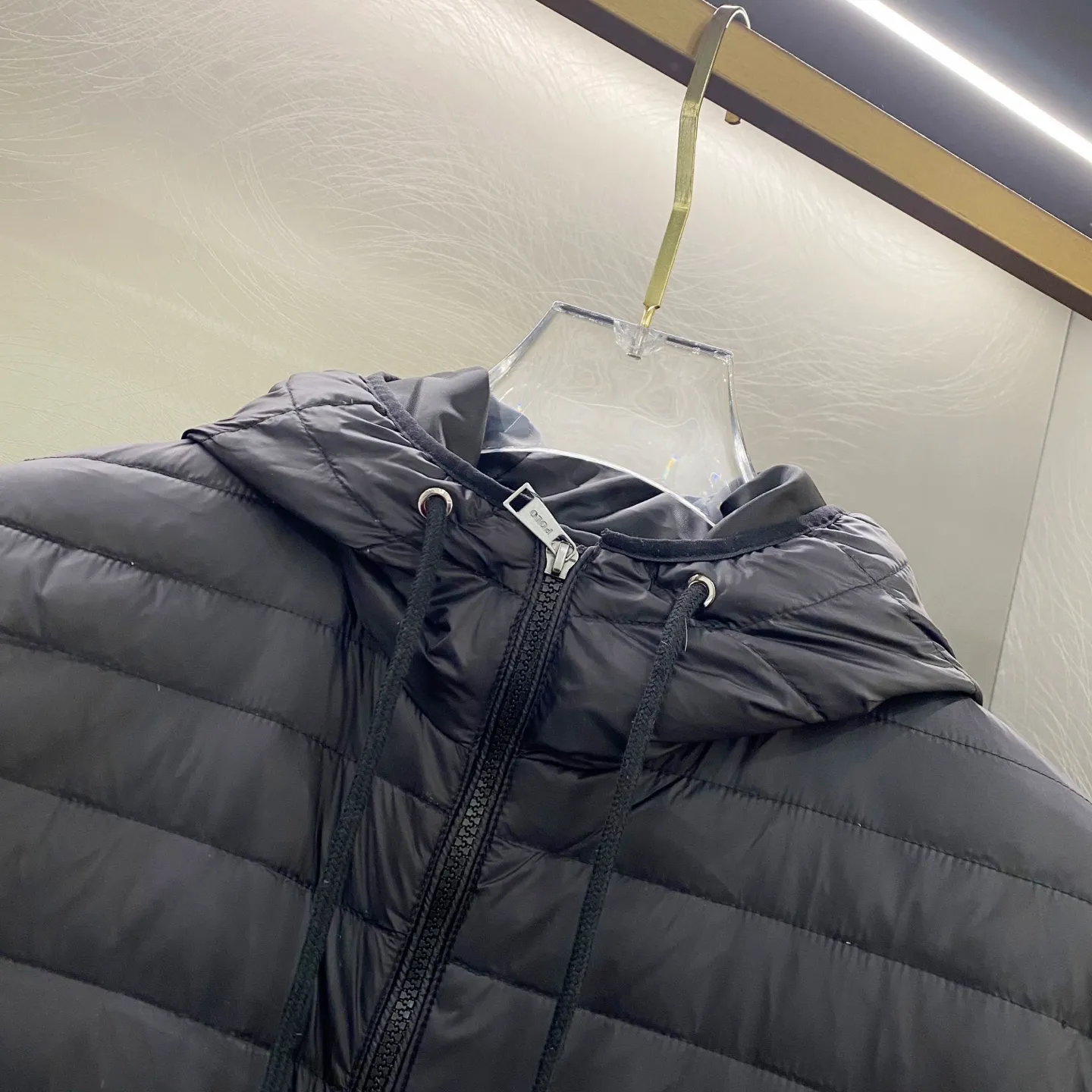 P640 Ralph Lauren/Ralph Lauren 24aw new winter product, Gorham series down jacket for sale on North American official website, classic and light down hooded down jacket - 0.15 grid nylon coating on the face for light three-proof construction, built-in 360T anti-drilling velvet coated gallbladder - corn tooth high-quality resin zipper, five large and small partition zippers all over the body, separate molding - originality restoration, original molding, full set of customized accessories, 100% detail processing - RL Ralph Lauren's classic best-selling hooded down jacket with small label. Best-selling offline in North America and out of stock all year round. Black, blue and army green three colors. Simple and versatile. Very practical. Detachable hood. Velcro to tighten cuffs. Elastic cord at hem. Free elastic adjustment. 350 grams of zoned down filling. Warm and comfortable. Warm in winter. Color: black, navy blue, army green. Size: M — XXL
